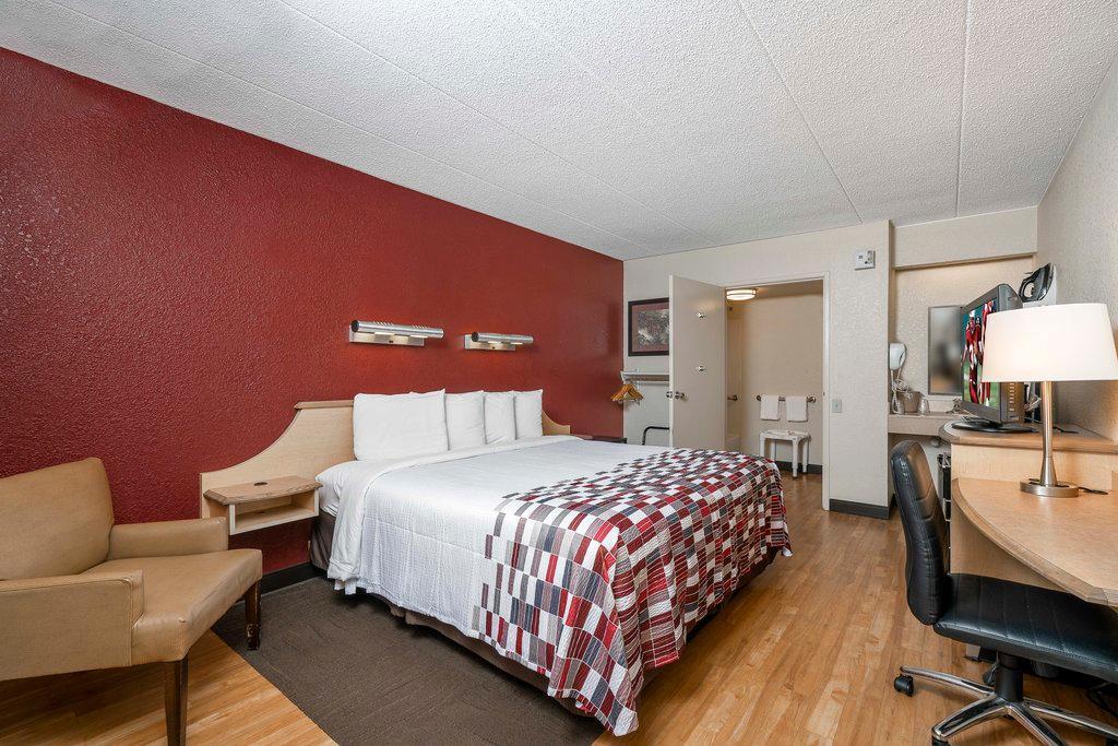 Red Roof Inn & Suites Detroit - Melvindale/Dearborn Exterior photo